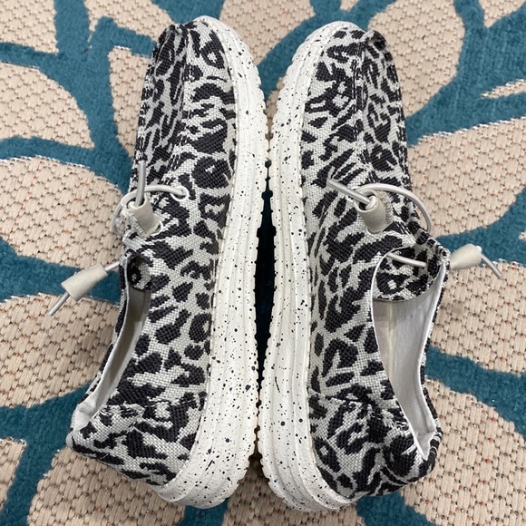 Hey Dude Wendy Woven Cheetah Grey Women’s Slip-On Shoes - Picture 3 of 9